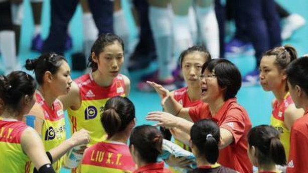 日本全队赛后鞠躬致意，中国队鼓掌回应