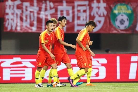 央视：7名U23球员入选的情况下，国足训练现场氛围轻松活跃
