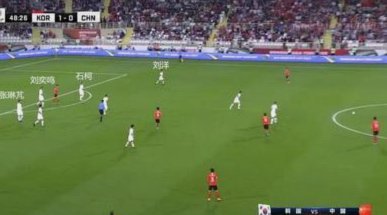 国足半场2-0新加坡，塞鸟头球破门，张玉宁点射