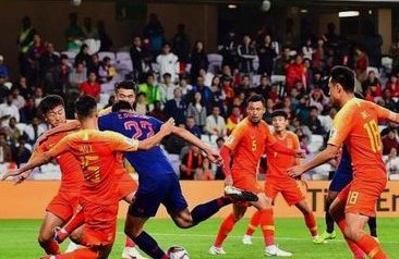 国足明晚蓄势待发，赛前举行百场里程碑致敬足坛老将