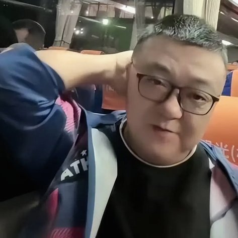 董路持喇叭指挥比赛被驱逐